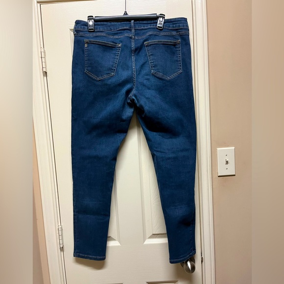 Women’s Straight Leg Skinny Jeans - Picture 2 of 3